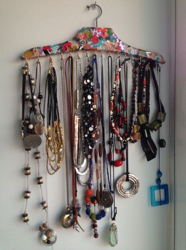 Almacenamiento de joyas en una percha de ropa