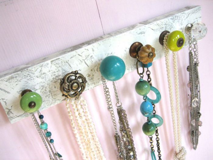 Percha vintage para joyería hecha de tablas y manijas de muebles viejos