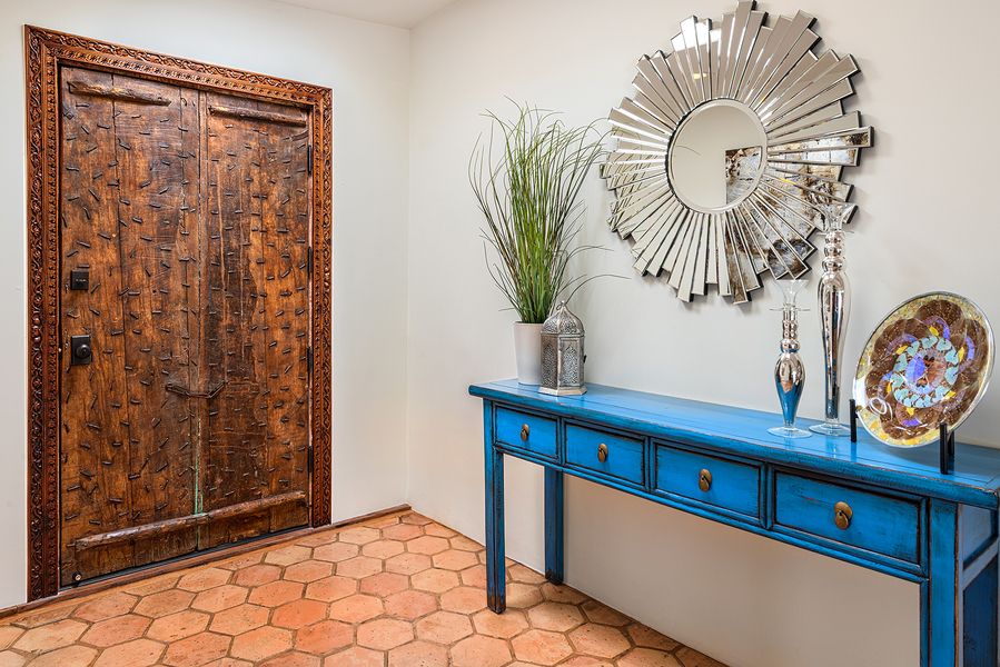 Décoration de couloir avec composition de miroir