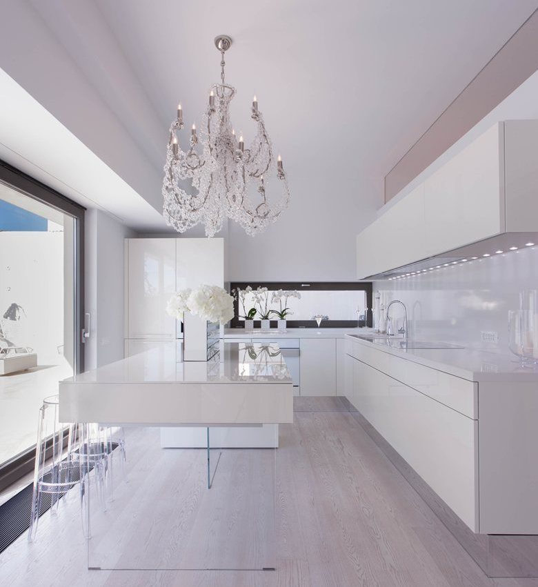 Intérieur d'une cuisine moderne de couleur blanche