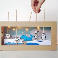 Théâtre de marionnettes dans une boîte en carton