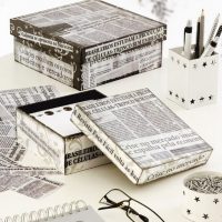 Décor de boîtes avec de vieux journaux