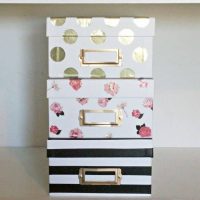 Trois boîtes recouvertes de papier cadeau