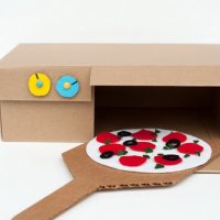Jouet en forme de four dans une boîte en carton