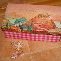 Papillon décoratif à côté d'une boîte en carton