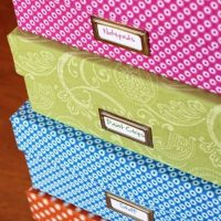 Tags sur les coffrets cadeaux de différentes couleurs