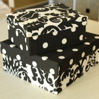 Décorer des boîtes en carton à pois