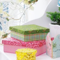 Trois belles boîtes sur une commode blanche