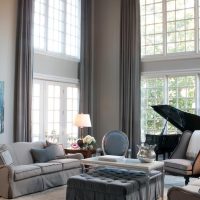 Piano noir dans le salon avec de grandes fenêtres