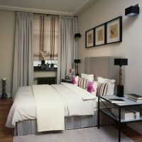 Rideaux gris clair dans la chambre