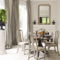 Chaises grises de style