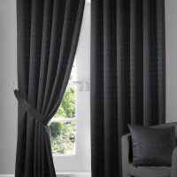 Fenêtre avec rideaux droits gris foncé