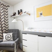 Peinture jaune sur un mur blanc dans une chambre d'enfants