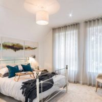 Éclairage chambre à coucher avec rideaux gris