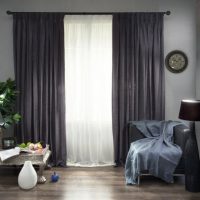 Tulle blanc sur la fenêtre avec des rideaux gris
