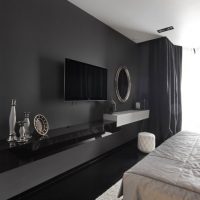 Plafond blanc dans la chambre aux murs gris foncé