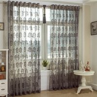 Rideaux gris en tissu transparent sur la fenêtre du salon