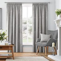 Fauteuil gris sur pieds en bois