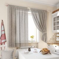 Rideaux gris avec impression blanche sur la fenêtre de la cuisine