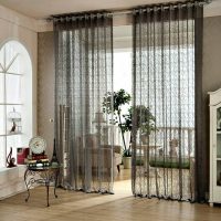 Décoration de porte avec des rideaux gris