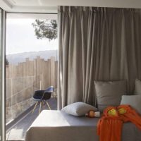 Concevoir une petite chambre avec des rideaux gris