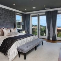 Plafond gris dans une chambre spacieuse