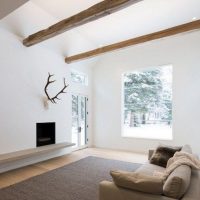 Poutres en bois dans le salon d'une maison privée