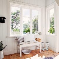 Une tasse sous le banc dans le couloir d'une maison de campagne