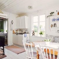 Cuisine-salle à manger dans une maison de campagne