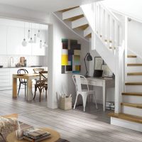 Bureau sous les escaliers d'une maison privée