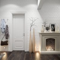 Cheminée décorative dans le couloir d'une maison de campagne