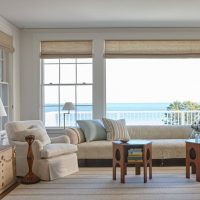Canapé beige devant une fenêtre panoramique