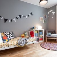 Guirlande de drapeaux sur le mur gris de la chambre des enfants