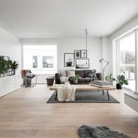Plafond blanc dans le salon d'une maison privée