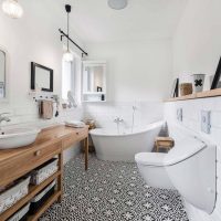 Intérieur de la salle de bain de la maison scandinave