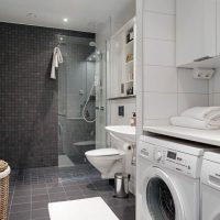 Machine à laver dans la salle de bain