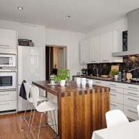 Table de cuisine en bois collé