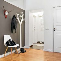 Cintres dans le couloir d'une maison privée