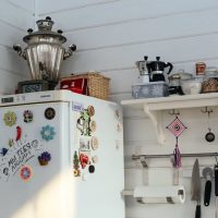 Une petite étagère sur le mur près du réfrigérateur