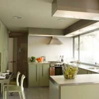 Conception d'une petite cuisine avec une grande fenêtre