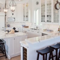 Design de cuisine blanche avec îlot