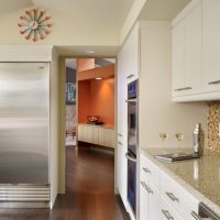Acier inoxydable à l'intérieur de la cuisine