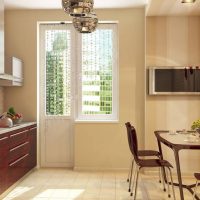 Cuisine linéaire avec balcon dans une maison à panneaux
