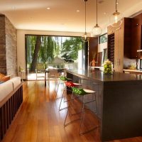Parquet dans la spacieuse cuisine-salon