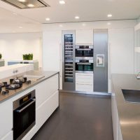 Conception de cuisine avec îlot hi-tech
