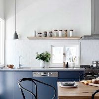 Design d'intérieur de cuisine sans armoires supérieures