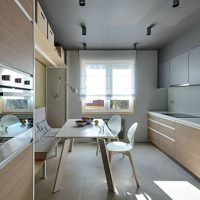 Lumières noires au plafond de la cuisine