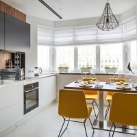 Intérieur de la cuisine après avoir combiné avec un balcon