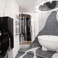 Cabine de douche dans le coin de la salle de bain