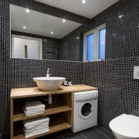 Serviettes éponge blanches sur des étagères en bois.